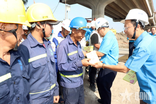 Liên đoàn Lao động TP Hồ Chí Minh thăm, chúc Tết công nhân thi công xuyên Tết