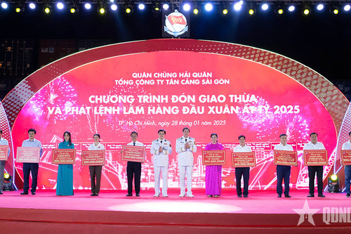 Tổng công ty Tân Cảng Sài Gòn phát lệnh làm hàng đầu xuân Ất Tỵ 2025