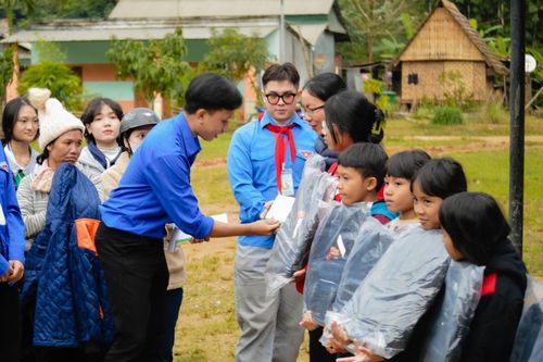Trường đại học mang 'Tết ấm' đến học sinh các tỉnh miền Trung - Tây Nguyên