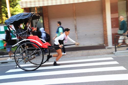 Những chiếc xe kéo trên phố Nhật