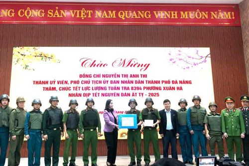 Lãnh đạo TP Đà Nẵng thăm, chúc Tết lực lượng tuần tra 8394 phường Xuân Hà