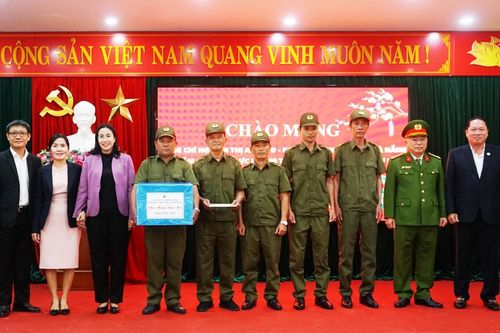 Phó Chủ tịch UBND TP Đà Nẵng Nguyễn Thị Anh Thi thăm, tặng quà và chúc Tết các lực lượng ứng trực, làm nhiệm vụ đêm giao thừa