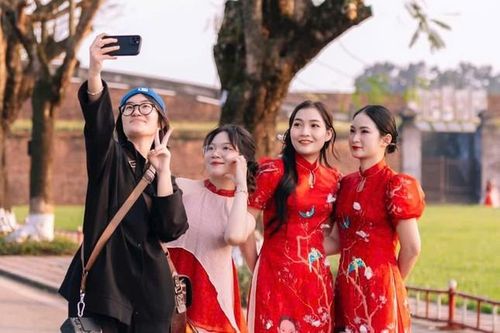 'Nàng thơ' xúng xính chụp ảnh Tết tại thành phố Huế