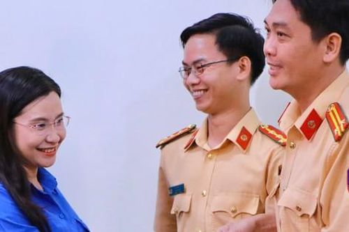 Lãnh đạo T.Ư Đoàn thăm và chúc Tết lực lượng CSGT tỉnh Bình Dương