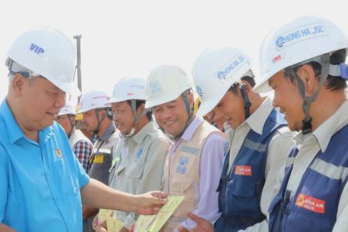 Lãnh đạo LĐLĐ TPHCM thăm, chúc tết công nhân làm xuyên tết dự án đường Vành đai 3 TPHCM