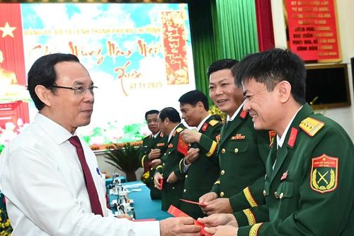 Lãnh đạo TPHCM thăm, chúc tết Bộ Tư lệnh TPHCM