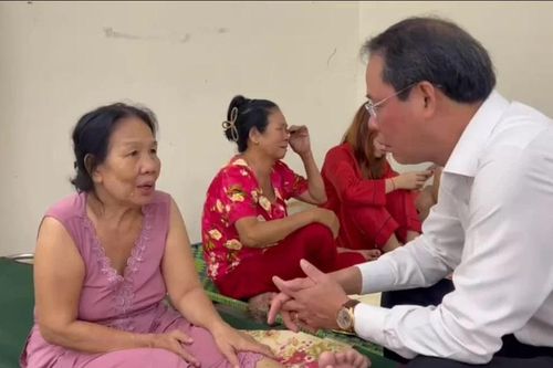 Thăm, động viên các hộ dân trong vụ cháy ngày 29 Tết