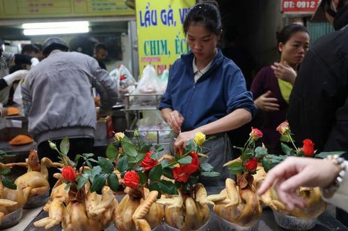 'Chợ nhà giàu' nhộn nhịp khách mua mâm cỗ cúng giao thừa