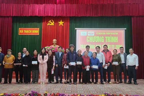Báo GD&TĐ kết nối tặng 200 suất quà Tết đến người dân ở Hà Tĩnh