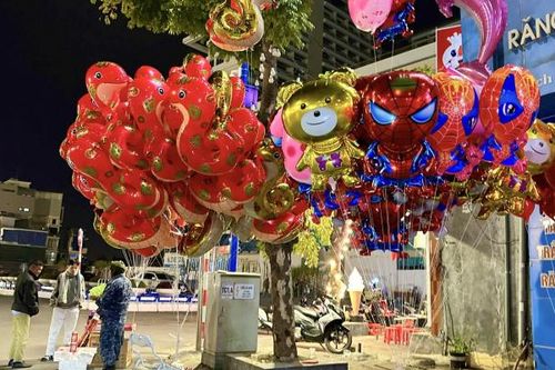 Bán bóng bay dạo kiếm 'bộn tiền' trong đêm Giao thừa 2025