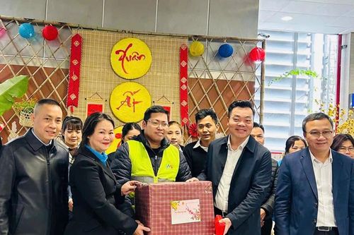 Hà Nội thăm tặng quà kíp trực đường sắt đô thị trong ngày cuối cùng của năm Giáp Thìn