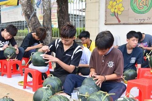 Trẻ khuyết tật khắc dưa hấu thư pháp kiếm thêm thu nhập ngày Tết