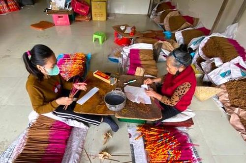 Làng làm hương 'chạy đua' với Tết