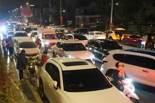 Biển người đổ về Tây Hồ đêm 28 Tết