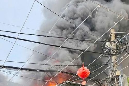 TPHCM: Dãy nhà phát hỏa vào 29 Tết, cột khói đen phủ kín trời