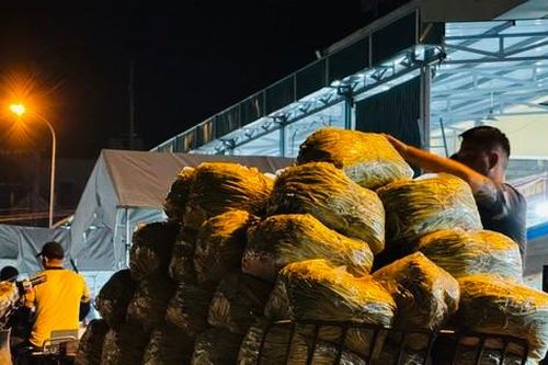 'Cửu vạn' vất vả mưu sinh trong những ngày cuối cùng của năm