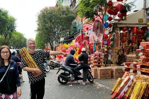 Chợ pháo hoa giấy lớn nhất TPHCM 'xả hàng' chờ khách đến phút chót