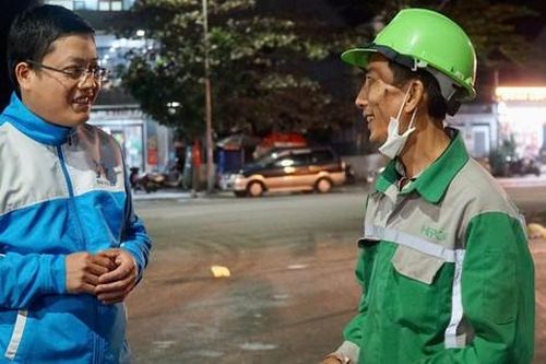 Quà Tết ấm áp sẻ chia đêm giao thừa của tuổi trẻ Huế