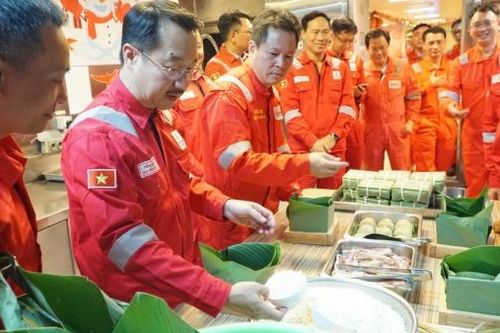 Một lần gói bánh chưng trên giàn