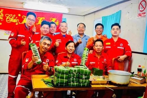 Không khí đón Tết giữa biển khơi
