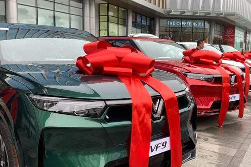 Đi xông đất năm Ất Tỵ 2025, chọn xe màu nào cho hợp phong thủy và hút tài lộc?