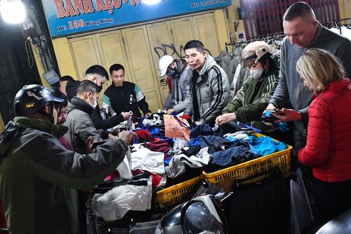 'Đại hội săn sale' Tết trên phố cổ đến nửa đêm vẫn tấp nập
