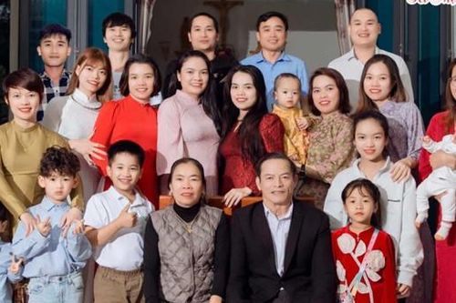 8 con gái cùng về ăn Tết, ông bố ở Nghệ An rưng rưng trong bữa cơm tất niên