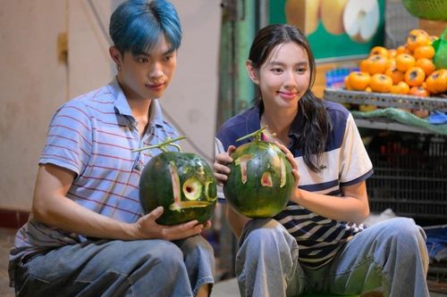 Thùy Tiên, Pháp Kiều gây sốc với màn khắc dưa hấu 'cười ra nước mắt'