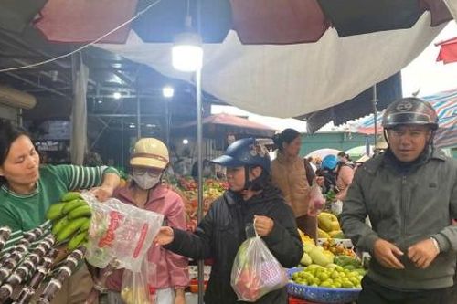 Nhộn nhịp chợ Tết trên đảo Cô Tô