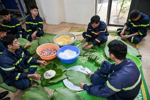 Lính cứu hỏa trổ tài gói bánh chưng đón Tết