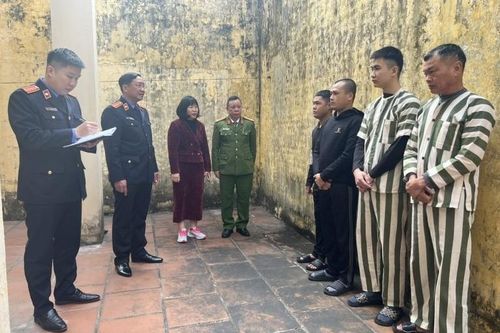Kiểm sát đột xuất Nhà tạm giữ Công an huyện Vân Đồn trước Tết Nguyên đán