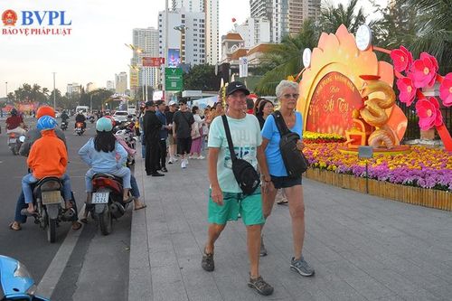 Chiều cuối năm, du khách dập dìu phố biển Nha Trang