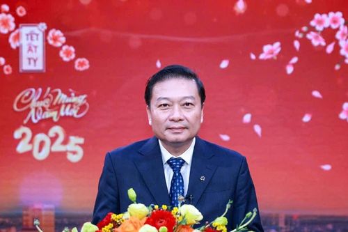Đồng chí Lê Hồng Vinh - Phó Bí thư Tỉnh ủy, Chủ tịch UBND tỉnh Nghệ An chúc Tết giao thừa Xuân Ất Tỵ 2025