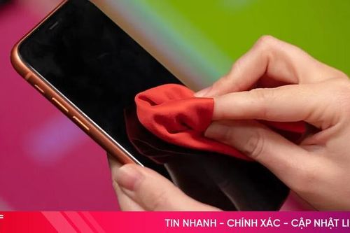 Vệ sinh điện thoại đúng cách để đón Tết