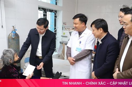 Lãnh đạo huyện Hương Sơn tặng quà bệnh nhân, động viên lực lượng trực Tết