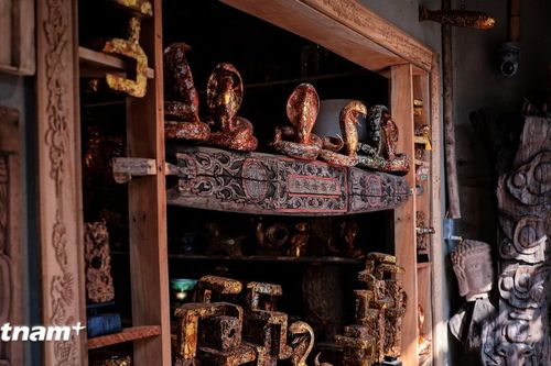 Tượng rắn sơn mài trên đá ong: Những tác phẩm độc đáo đón Xuân Ất Tỵ