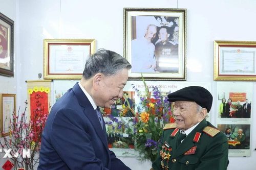 Tổng Bí thư Tô Lâm chúc Tết, tặng quà Thiếu tướng Huỳnh Đắc Hương