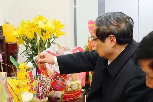 Thủ tướng dâng hương cố Tổng Bí thư Nguyễn Phú Trọng nhân dịp Tết cổ truyền