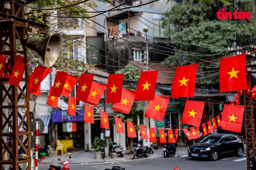Thắm sắc cờ Tổ quốc trong góc phố 'bao cấp' ở Hà Nội