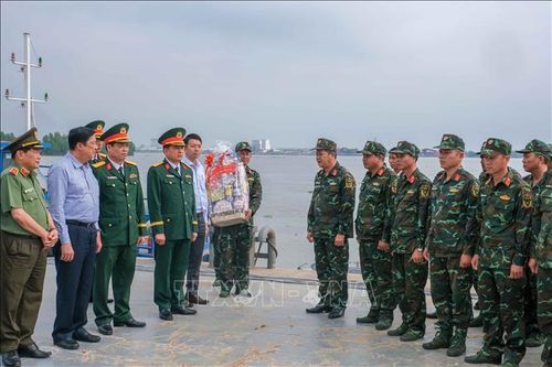 Lãnh đạo thành phố Cần Thơ thăm các đơn vị trực Tết, kiểm tra trận địa pháo hoa tầm cao