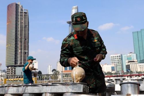 TP Hồ Chí Minh: Cận cảnh trận địa pháo hoa tầm cao sẵn sàng khai hỏa chào năm mới