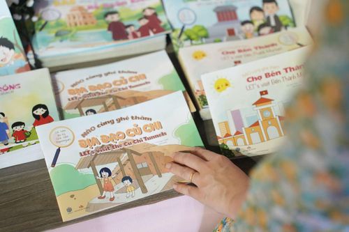 Ra mắt bộ sách tranh song ngữ ấn tượng viết về Hà Nội - TP Hồ Chí Minh