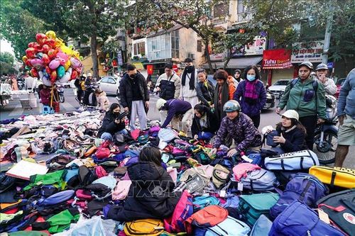 Hà Nội nhộn nhịp không khí mua sắm chiều cuối năm
