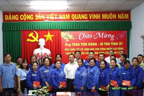 Bí thư Tỉnh ủy Vĩnh Long thăm, chúc Tết công nhân và đội ngũ y, bác sĩ