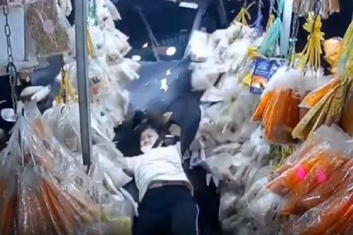 Bản tin 28/1: Hiện trường vụ ô tô lao như tên bắn vào tiệm bán bánh tráng trộn, húc văng 2 người