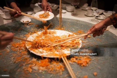Cuộc chiến ẩm thực kỳ lạ nhất dịp Tết Nguyên đán: 'Đồ ăn bay lên tận... quạt trần'
