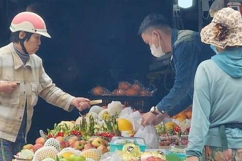 Phiên chợ ngày cuối năm, tiểu thương chật vật lấy lại vốn