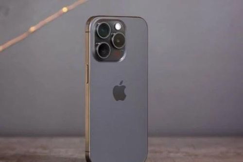 Dân tình đổ xô đi mua iPhone 15 Pro, rẻ như bèo cận Tết, trang bị kém iPhone 16 Pro Max rất ít