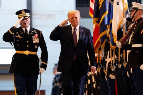 Ông Trump ra sắc lệnh mới loại bỏ 'chủ nghĩa cấp tiến về giới trong quân đội'