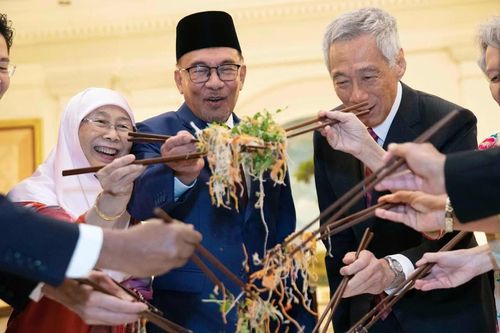 Ném đồ ăn: Một trong những phong tục ẩm thực thú vị nhất dịp Tết Nguyên đán